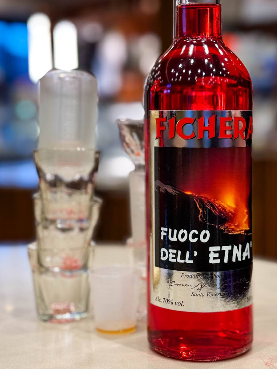 liqueur fuoco dell etna et 4 verres à shooter