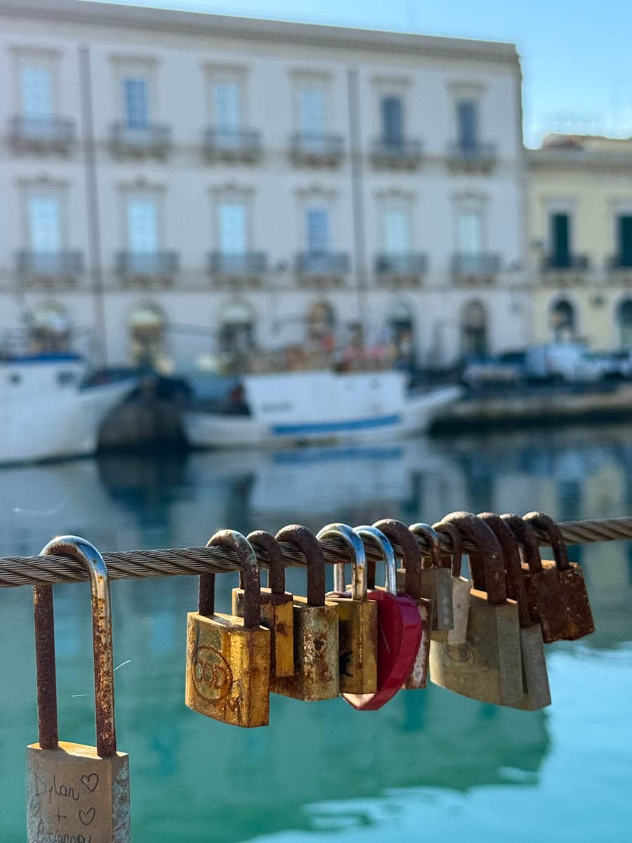 Cadenas sur une clôture à Syracuse Italie