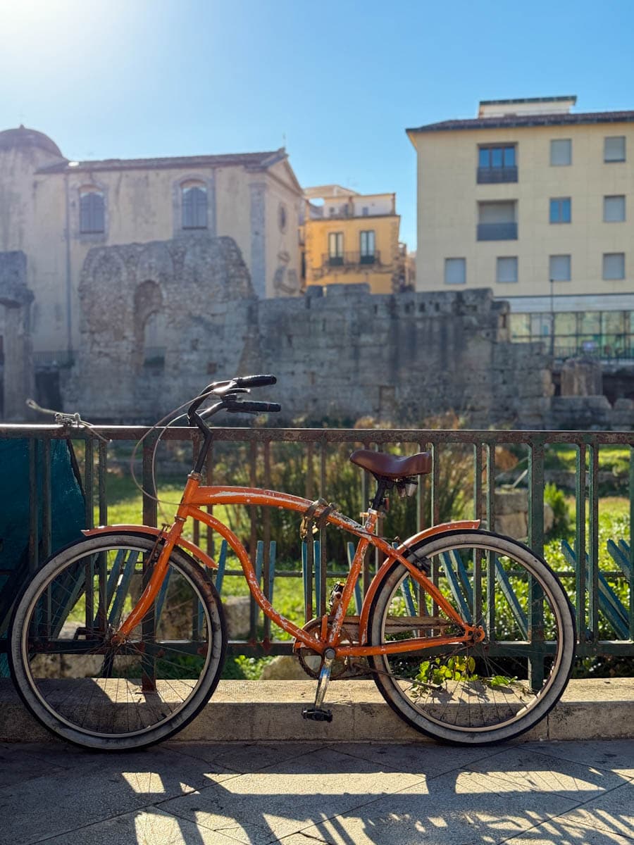 bicyclette devant la vieille ville de Syracuse Sicile Italie