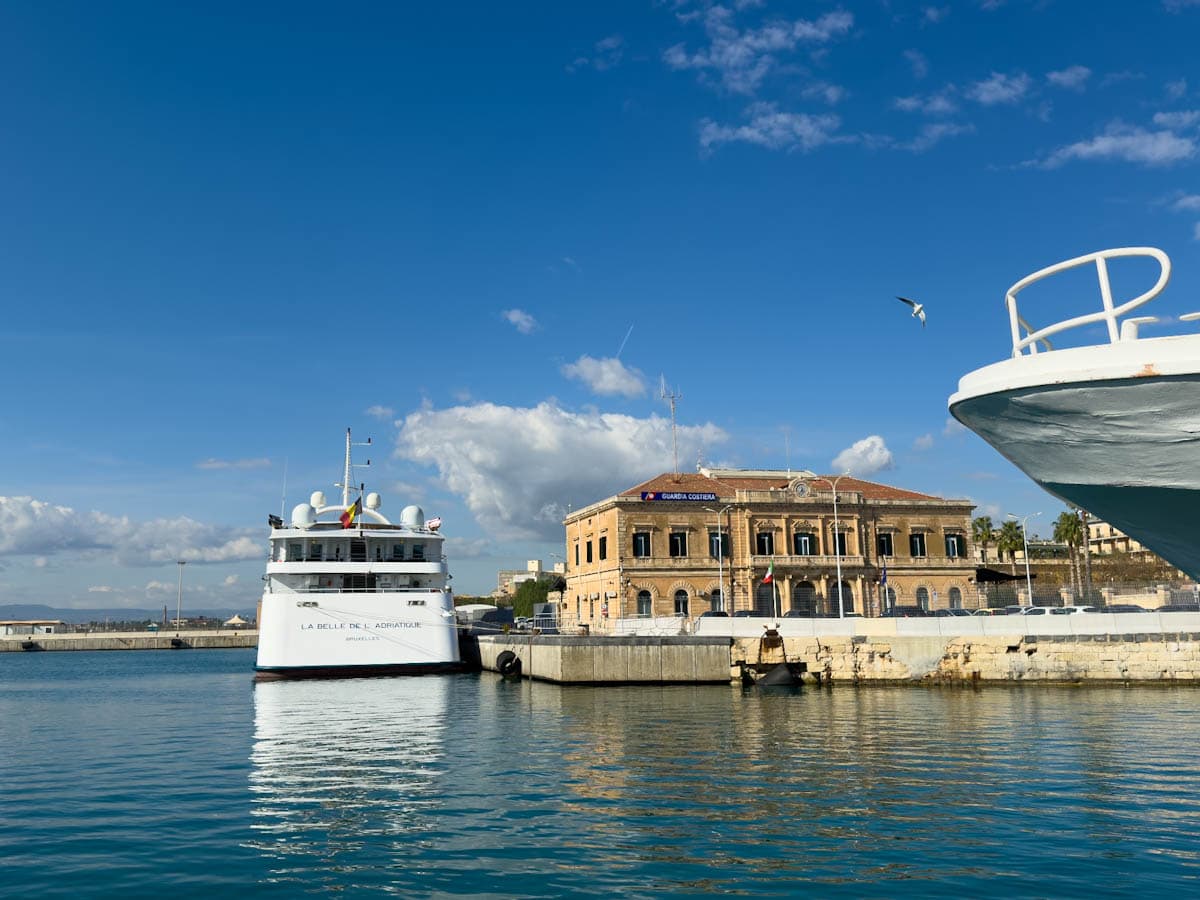 Bateau de croisière accosté à Syracuse, Sicile