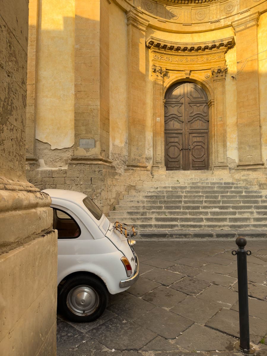 Fiat à Noto devant une église