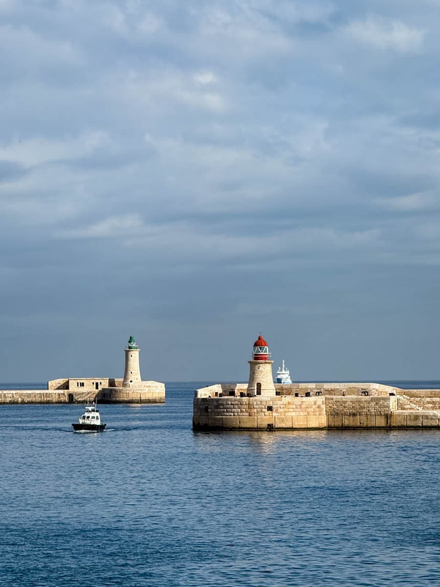 deux phares à l'entrée de port de croisière de Valette Malte