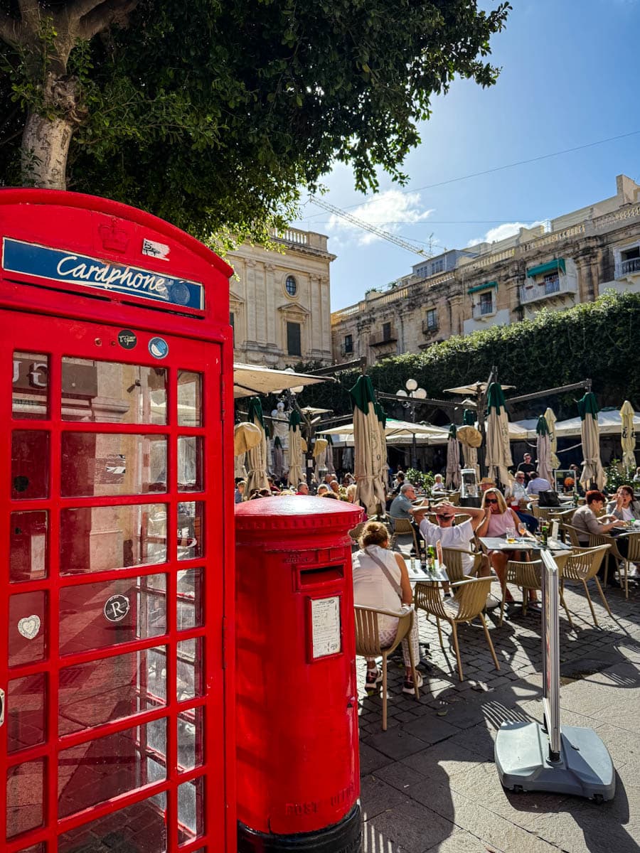 Cabine téléphonique rouge stule anglais à Valette Malte