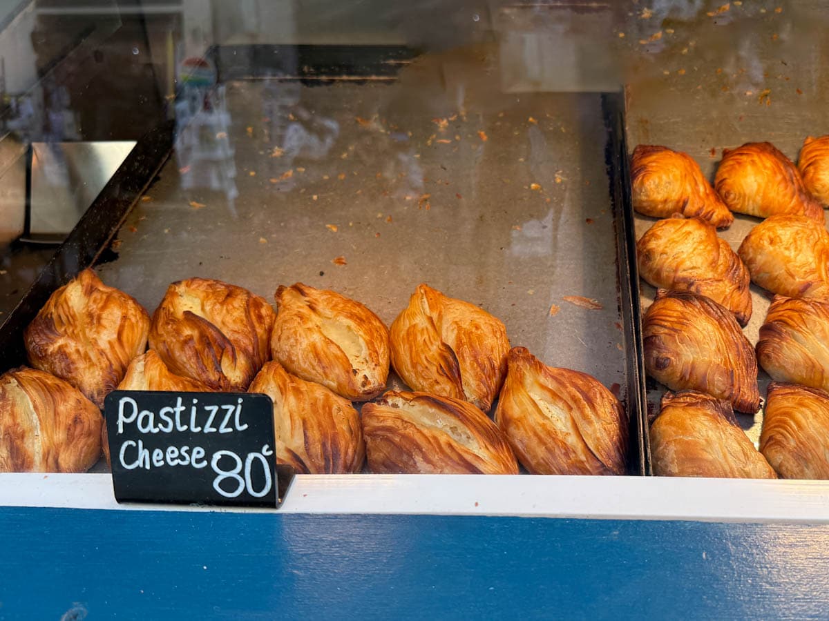 pastizzi au fromage dans une fenêtre de malte