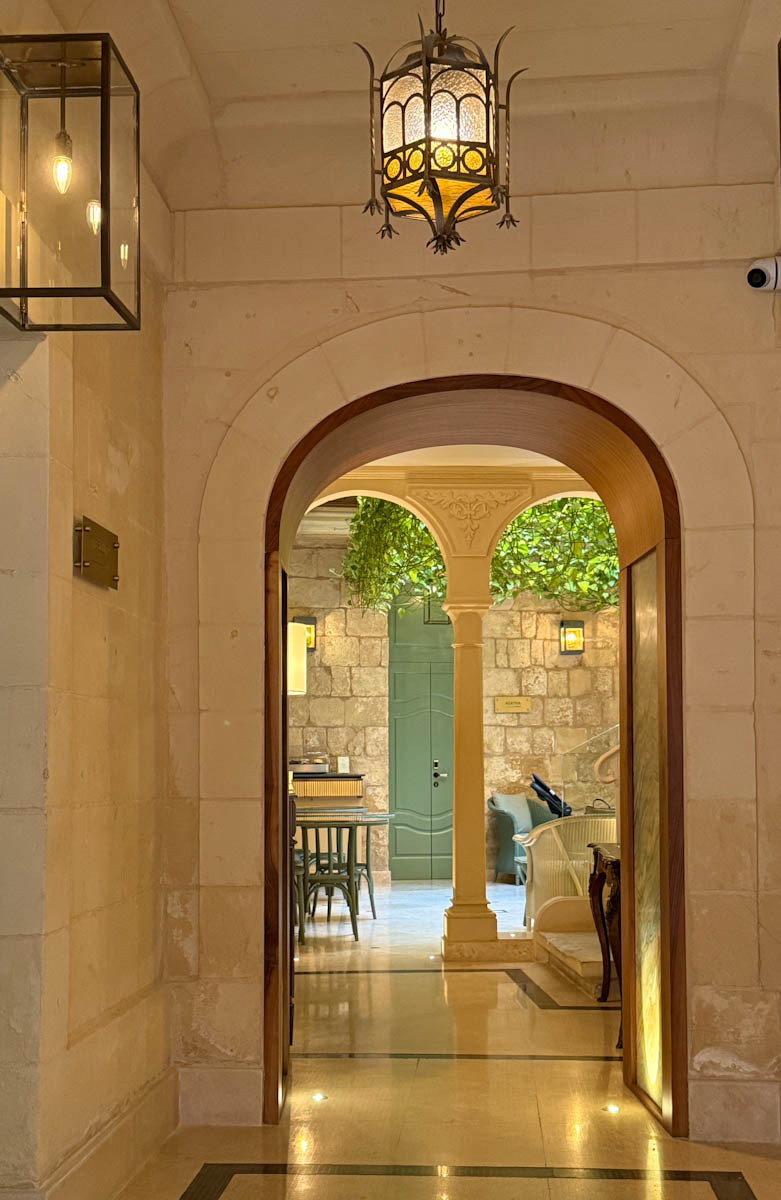 Portique vers hotel chic dans M'Dina Malta