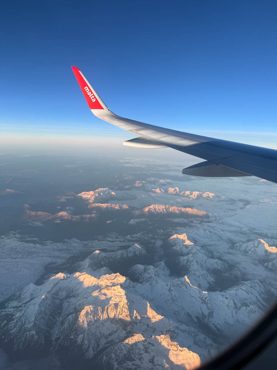 Vue de l'aile d'un avion KM Malta dans les airs