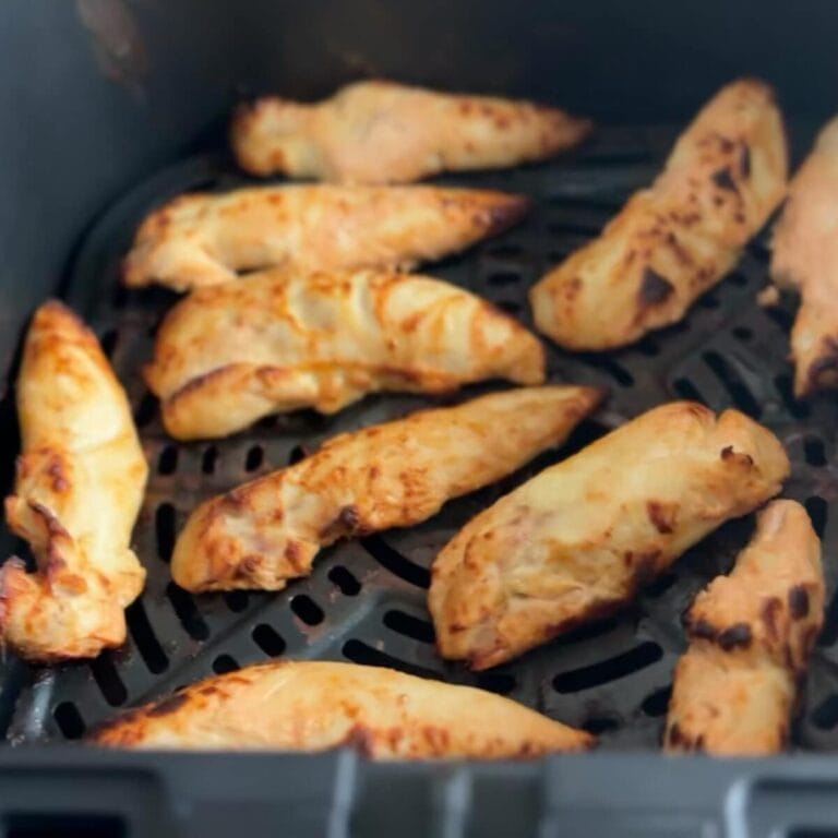 lanières de poitrine de poulet dans le panier du air fryer