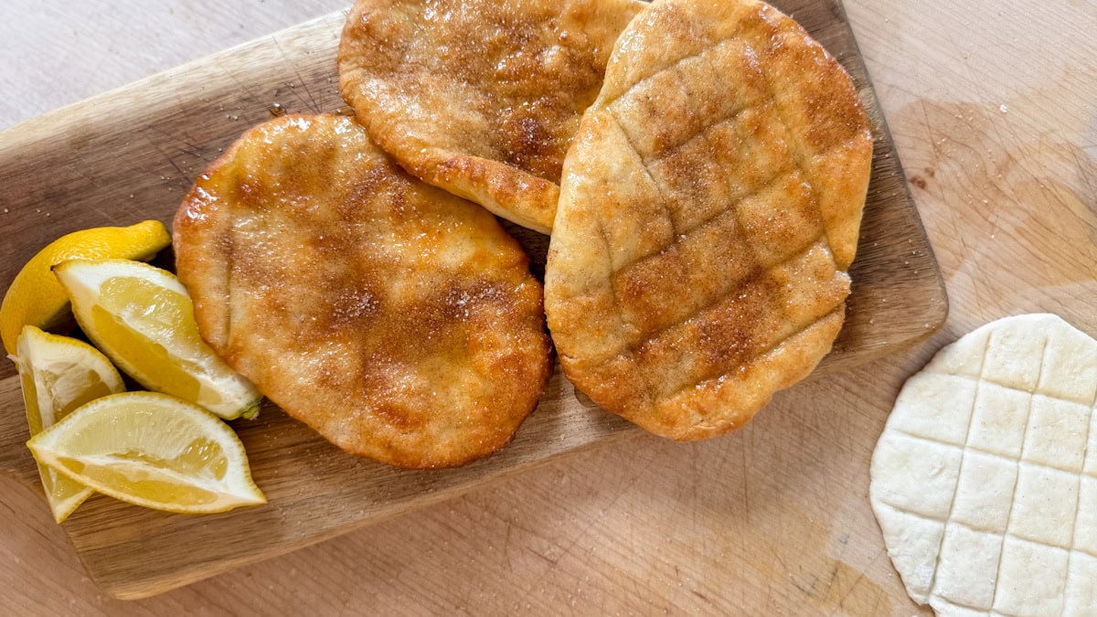 trois queues de castor avec sucre à la cannelle, sirop d'érable et quartiers de citron