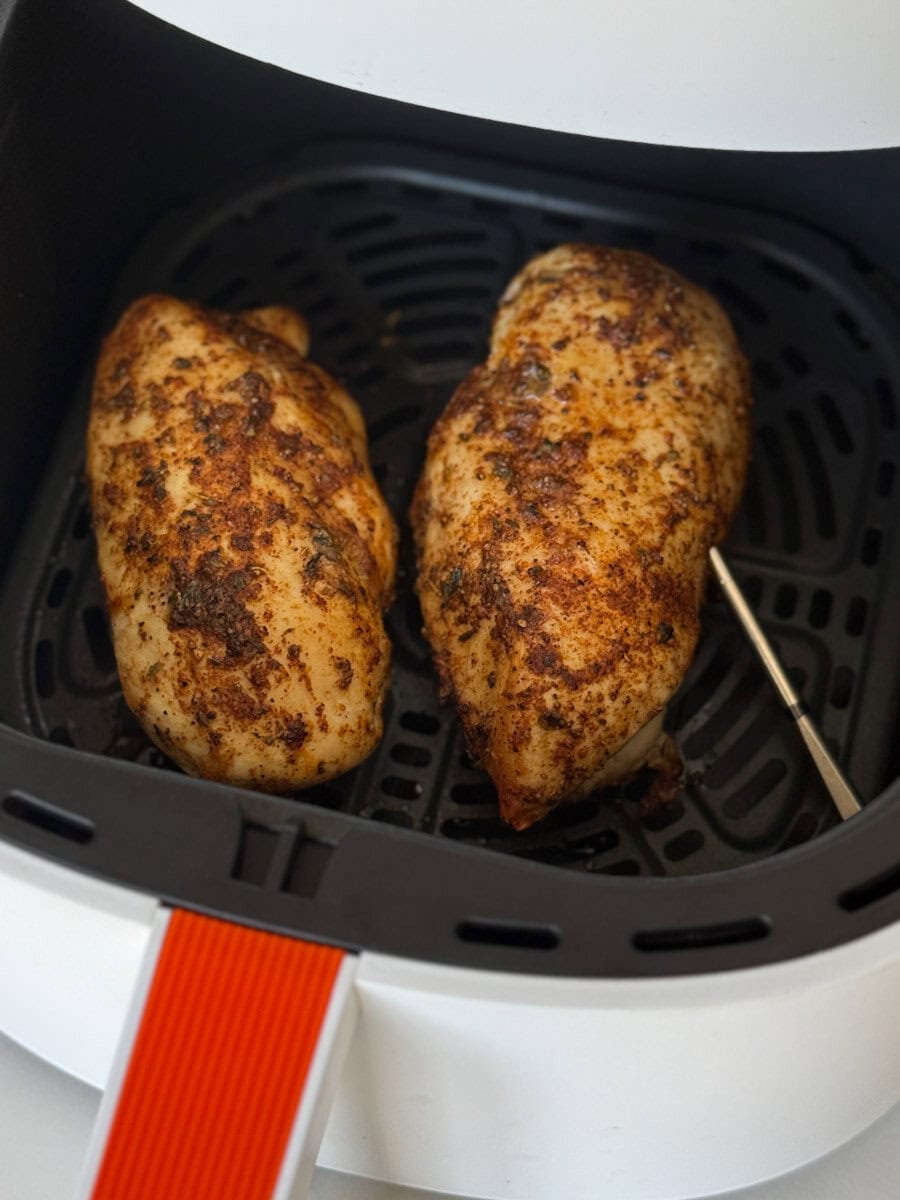 deux poitrines de poulet grillées dans le panier du air fryer