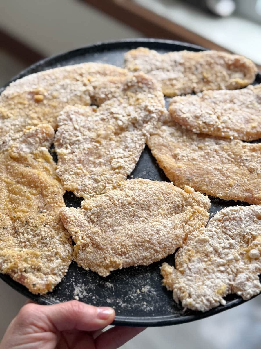 escalopes de poulet panées non cuites sur une plaque