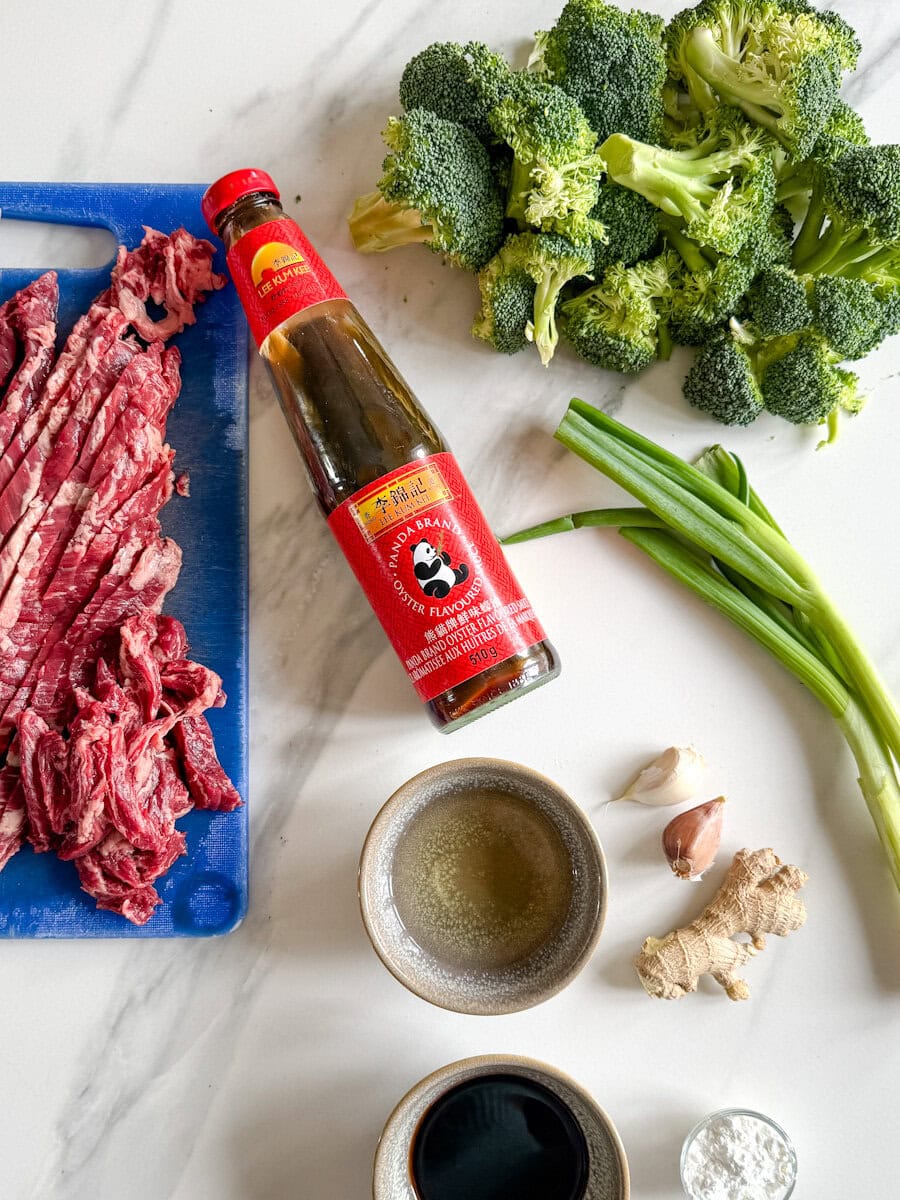 ingrédients pour recette boeuf au brocoli: sauce aux huîtres, boeuf en lanières, brocoli, oignon vert, sauces, ail, gingembre