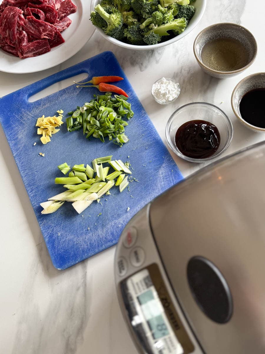 ingrédients pour boeuf au brocoli: boeuf en lanières, sauces, machine à riz japonaise, brocoli, oignons verts, ail, piment