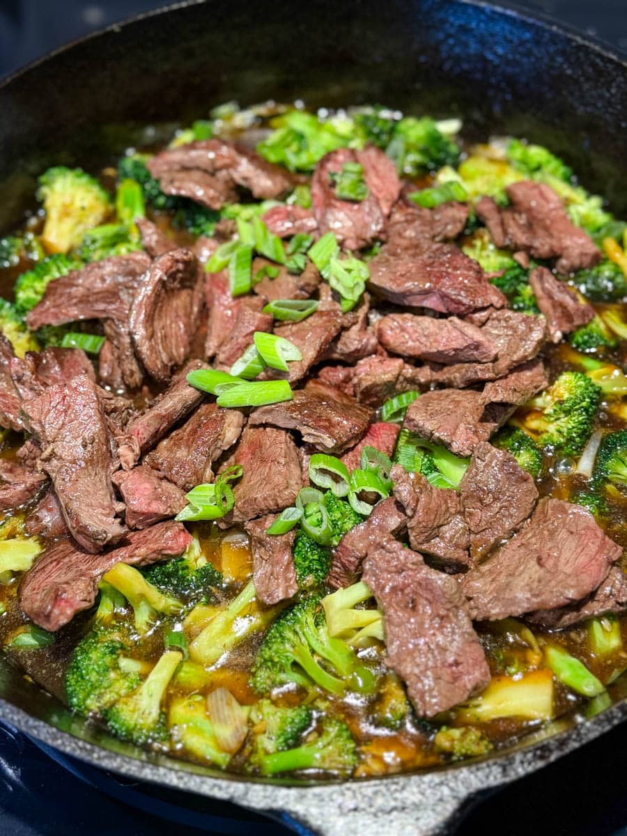 boeuf au brocoli dans la poêle qui cuit
