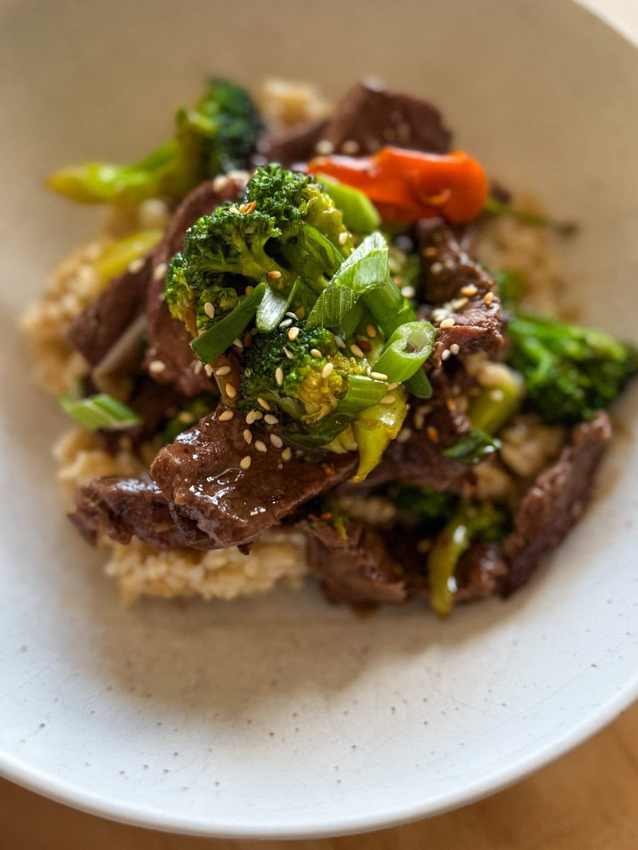 boeuf au brocoli dans un bol blanc sur table de bois