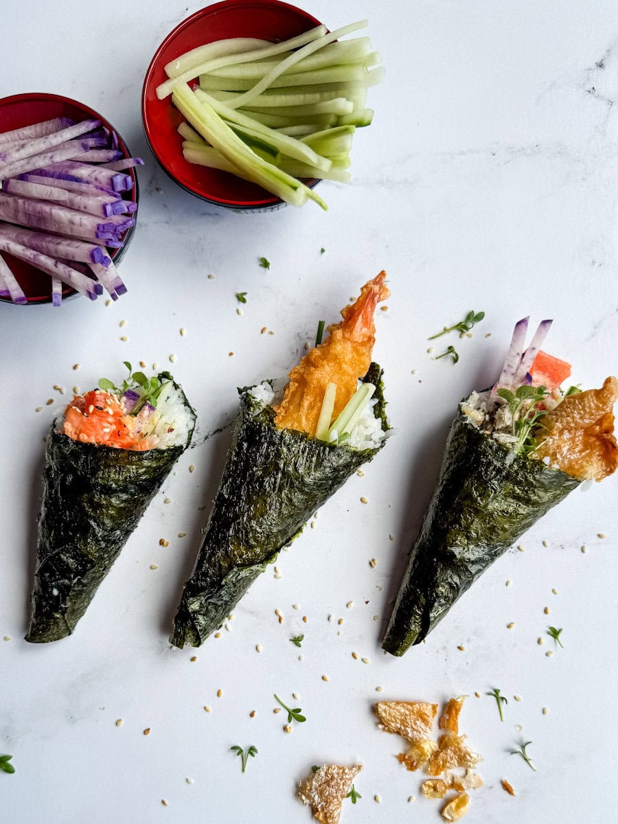 3 sushi hand roll garnis avec petit bol de lanières de concombre et daïlon