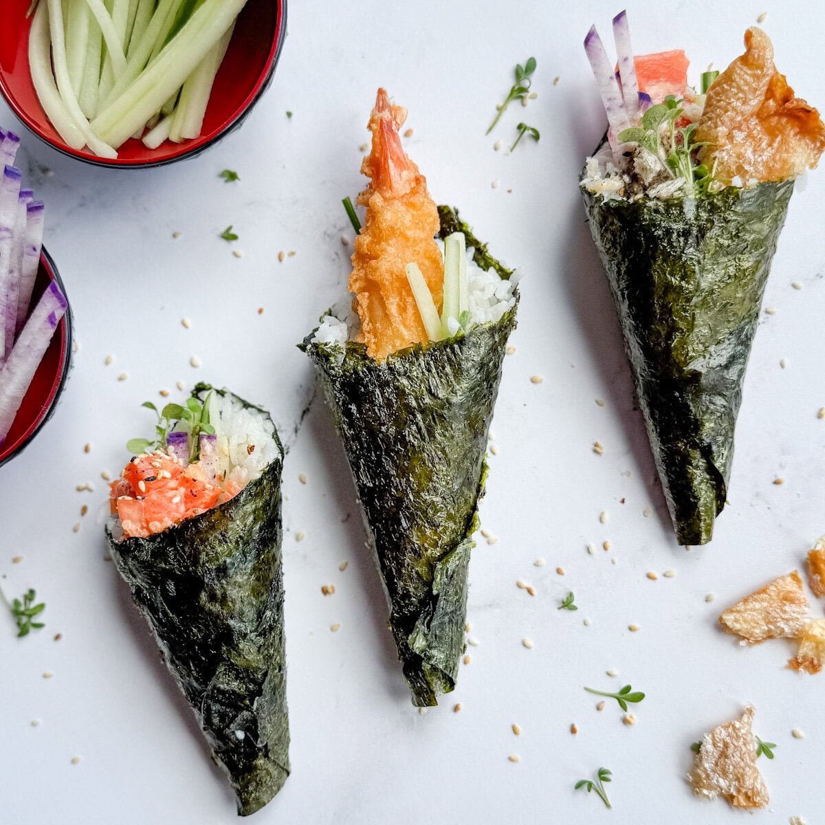 3 cornets sushi hand roll tout garnis sur un comptoir