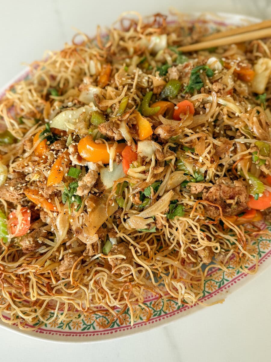 grand plat de chow mein sur nouilles frites avec légumes en évidence