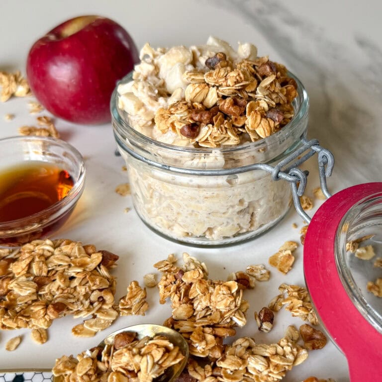 gruau overnight aux pommes avec granola, pomme et sirop d'érable