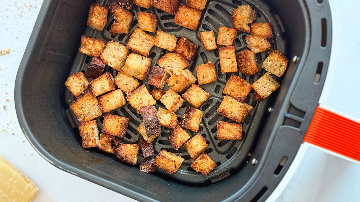 croutons grillés dans le panier du air fryer sur comptoir