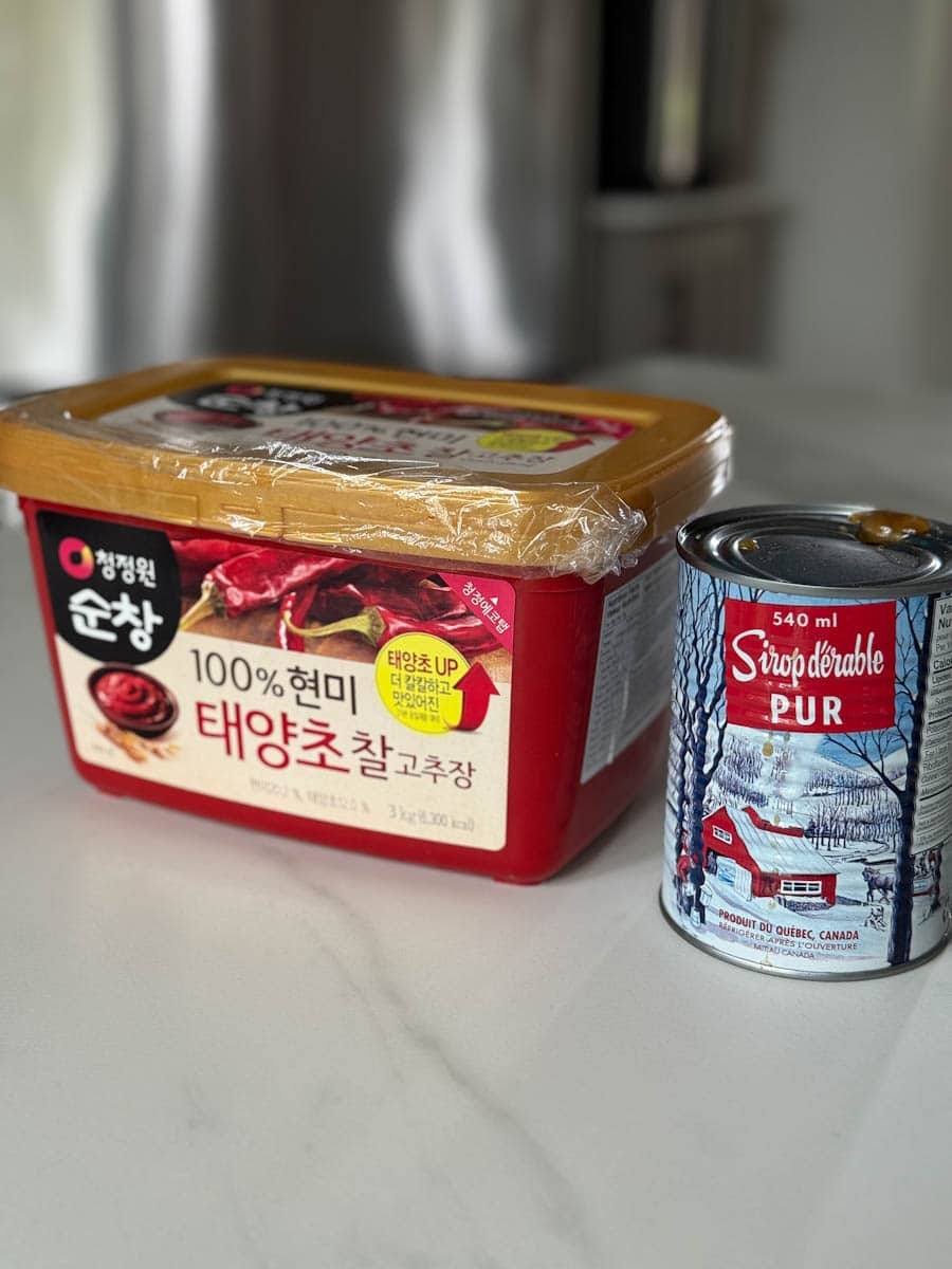 gochujang et sirop d'érable sur comptoir