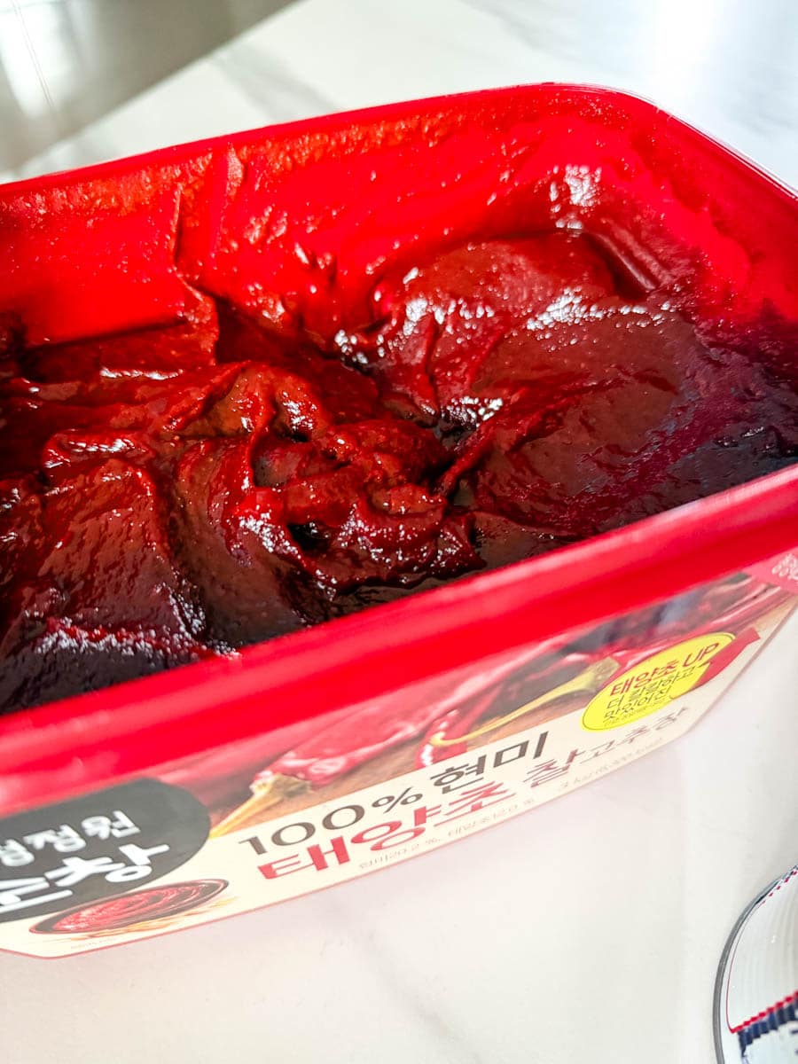 pâte gochujang dans le pot du commerce