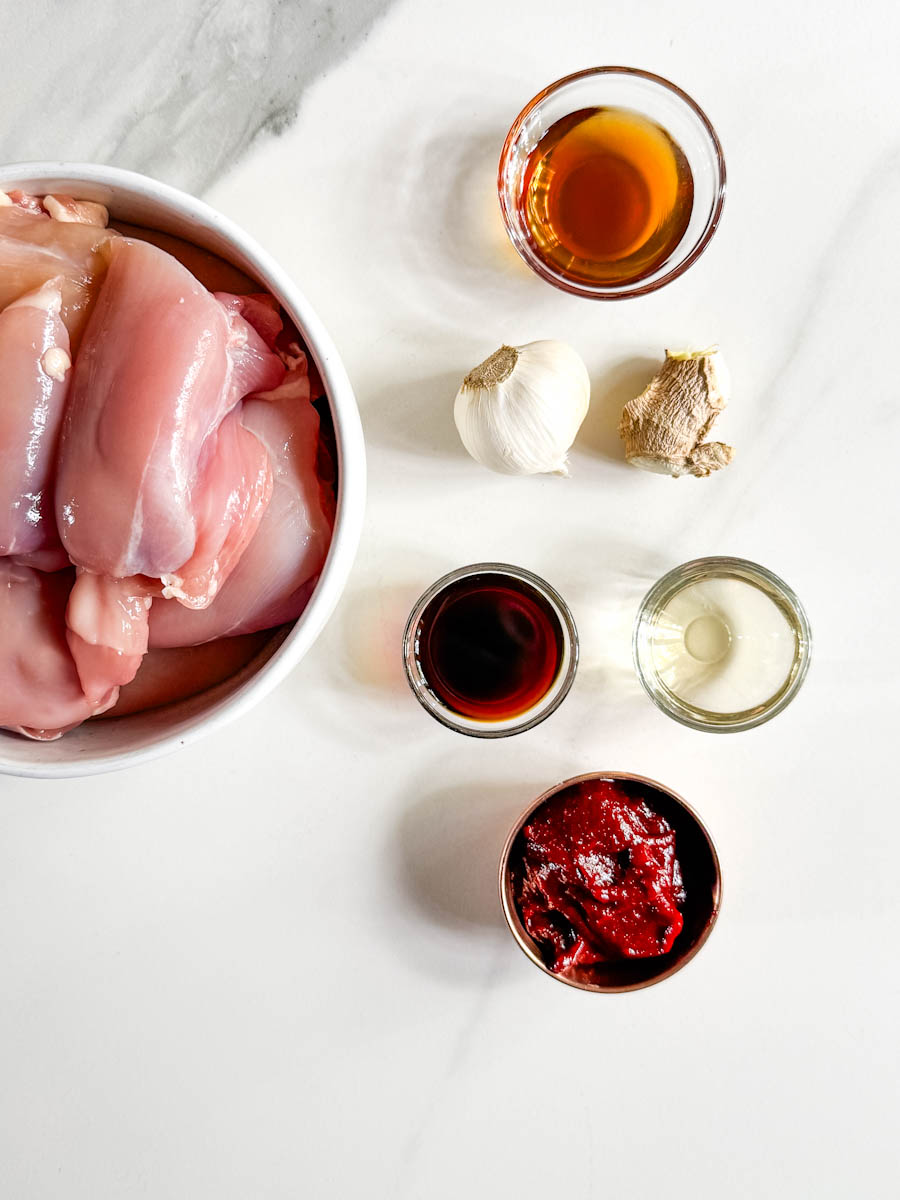 ingréidents pour poulet gochujang sur comptoir blanc
