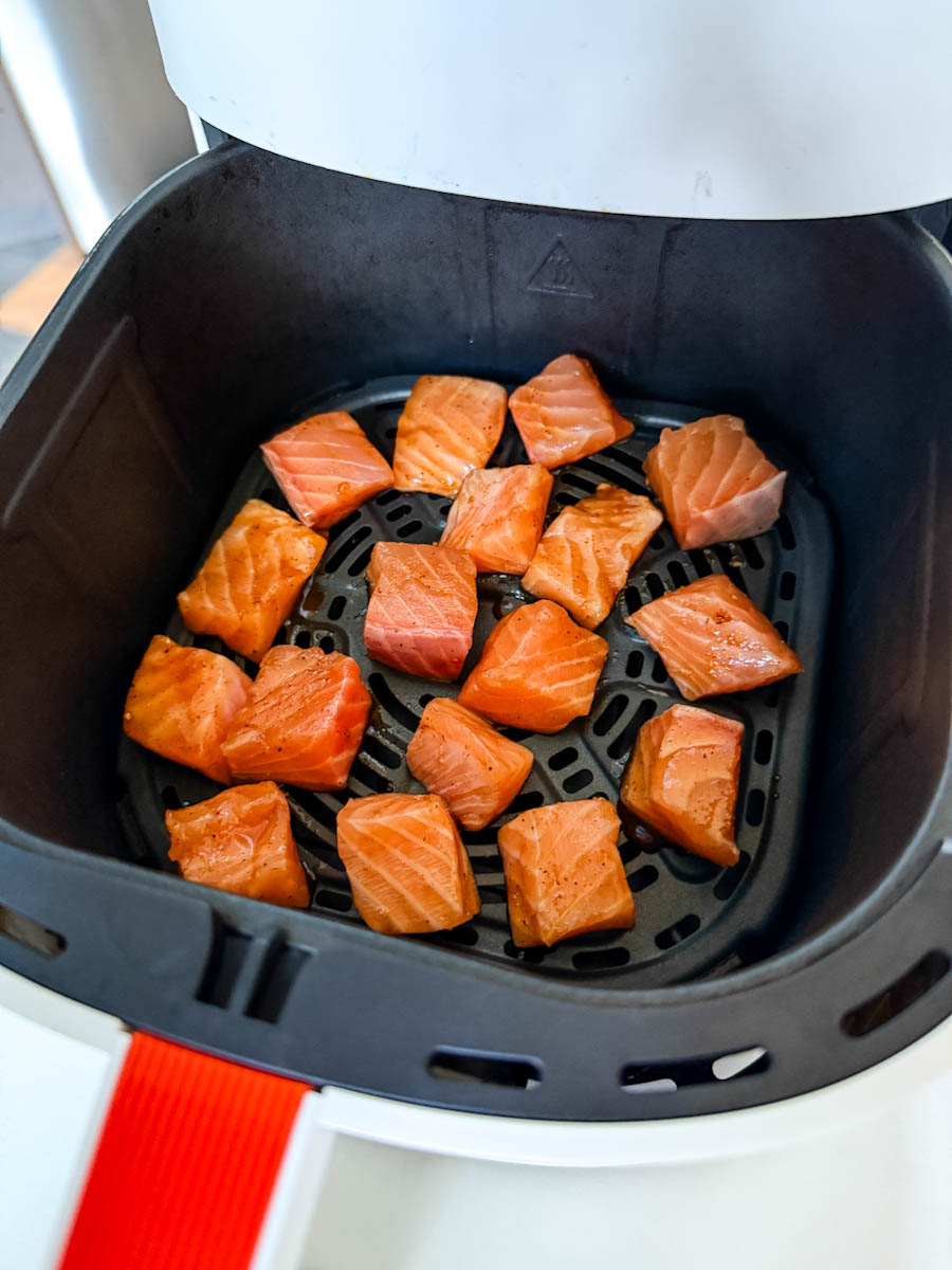 dés de saumon non cuit dans le panier du air fryer