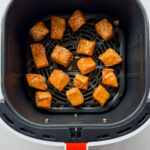 bonbon de saumon à l'érable grillés dans le panier du air fryer, sur la grille
