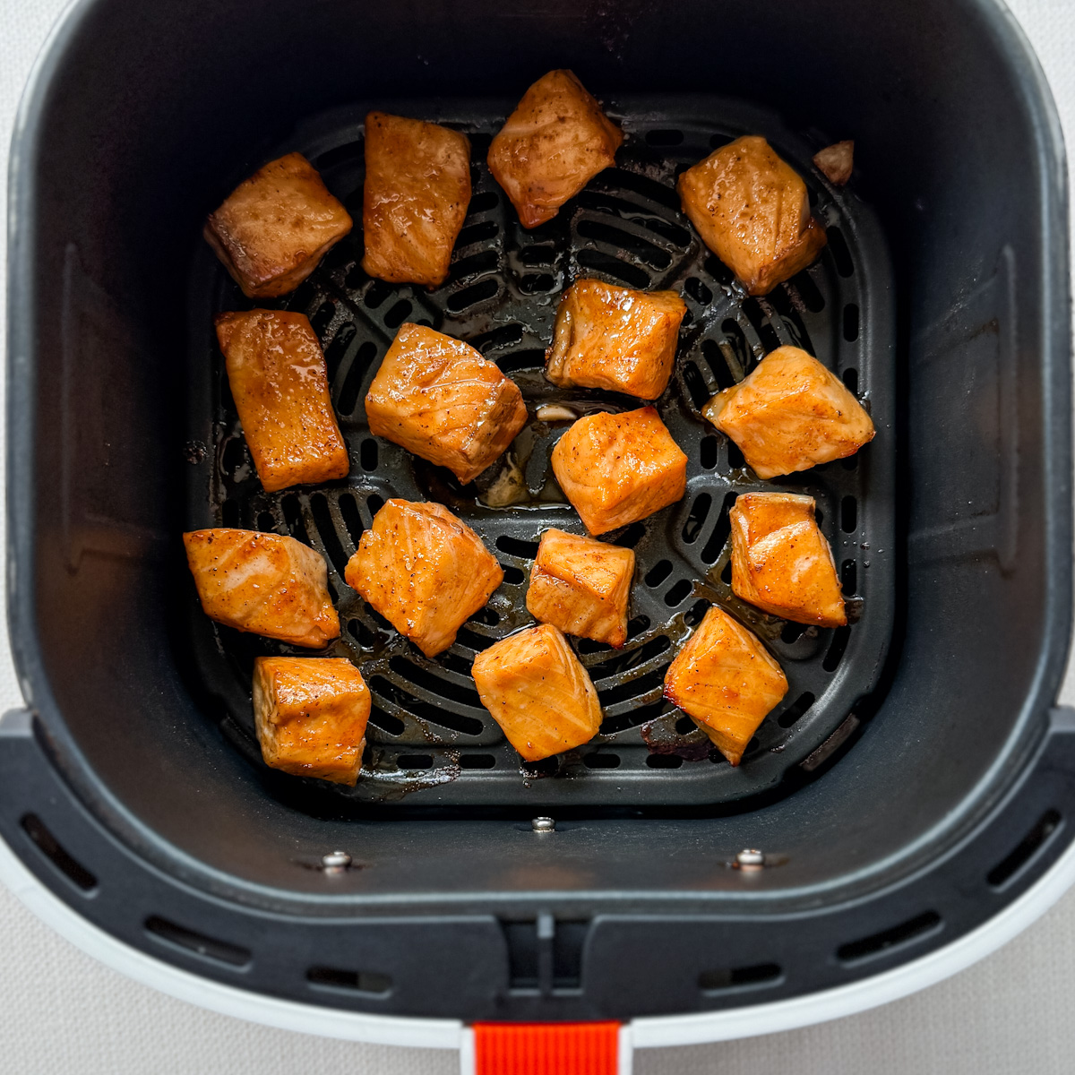bonbon de saumon à l'érable grillés dans le panier du air fryer, sur la grille