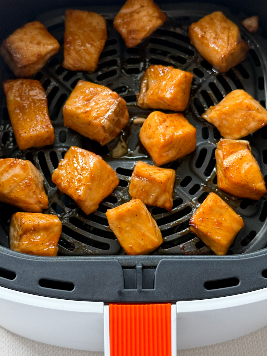bonbons de saumon grillés dans le panier du air fryer