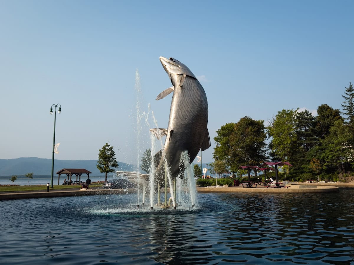 Sam le saumon scultpure et fontaine à Campbellton, nouveau-Brunwick
