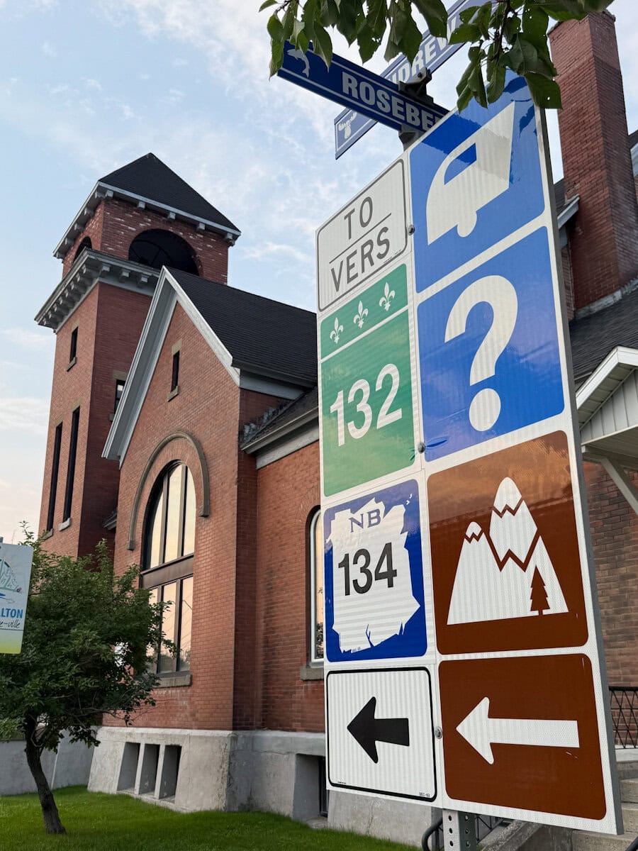 signalisation de rue à Campbellton, nouvelle-écosse devant une église