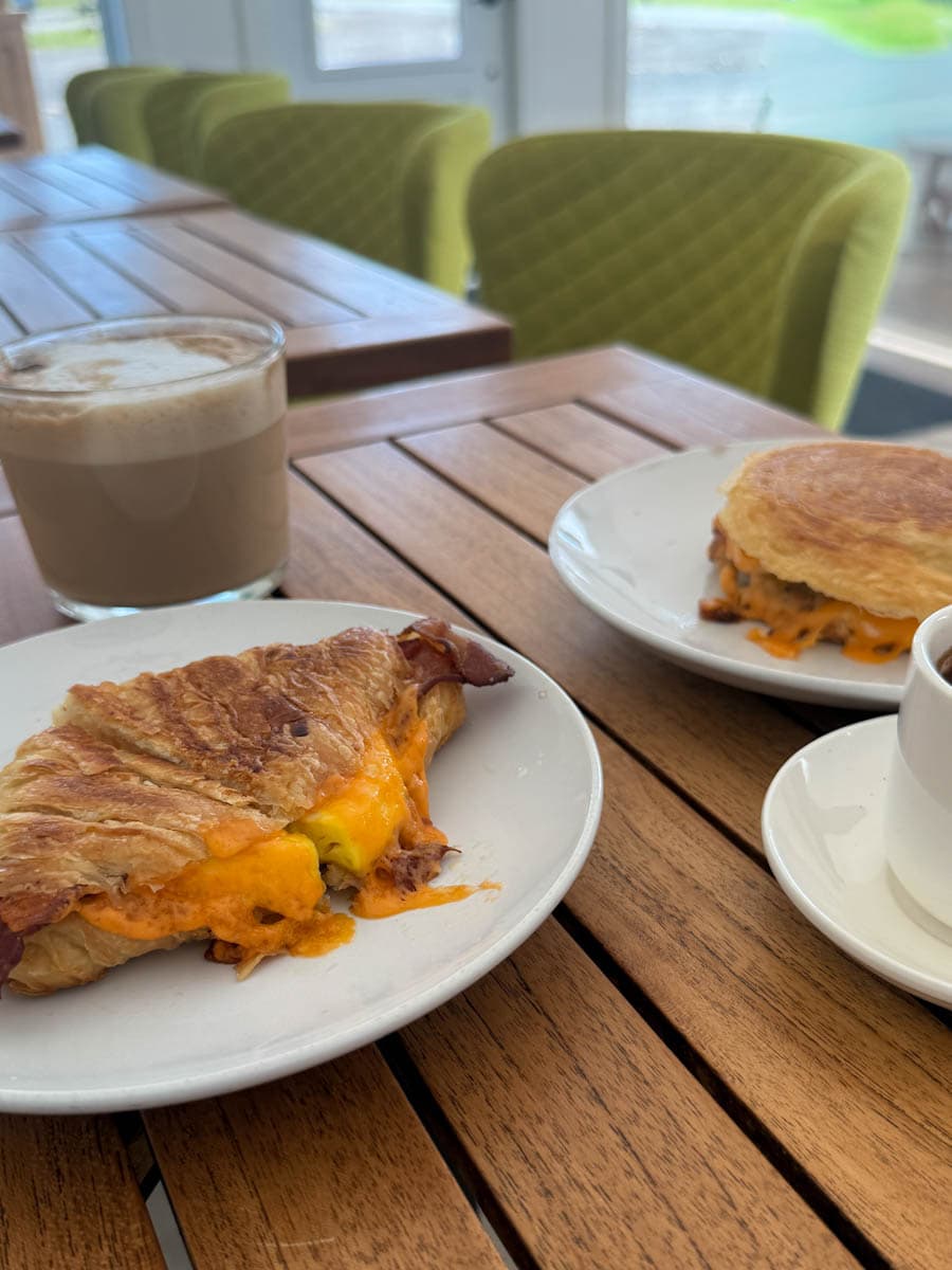 croissant dejeuner chez Croissant Delice sur une table en bois