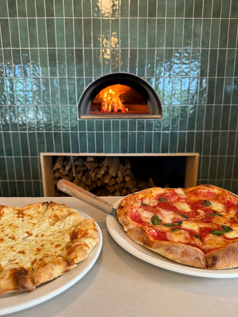 restaurant North End atelier gourmand Charlo pizzas four à bois devant le four