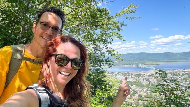 Manon et Lionel de La petite bette devant la vue de Campbelltonn vue du Mont Sugarloaf