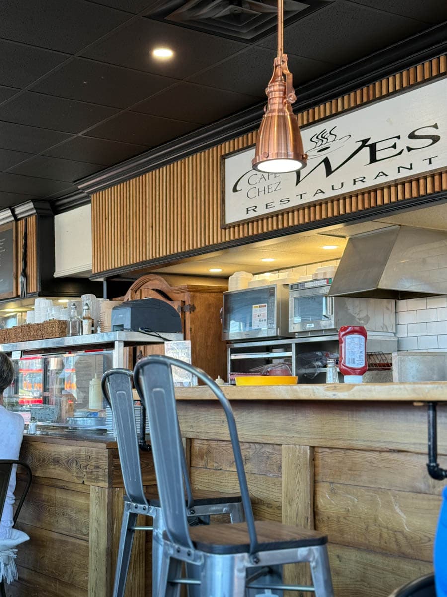 Vue intérieure du comptoir restaurant chez wes à Campbellton
