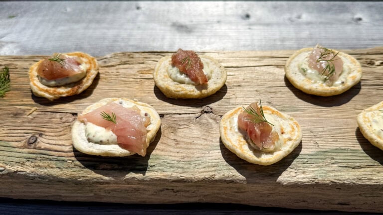 blinis (6) avec gravlax de maquereau sur une planche de bois