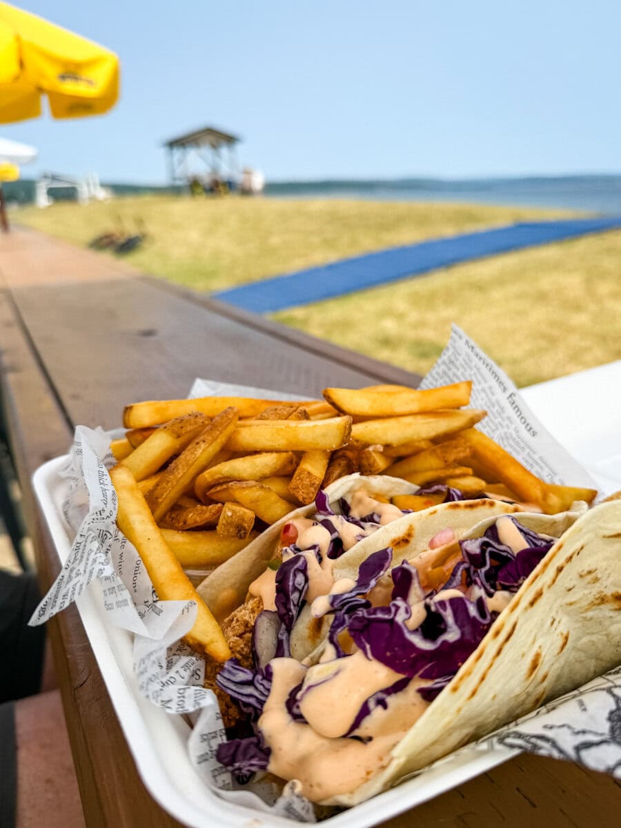 Fish tacos chez Phil's Kitchen devant la plage