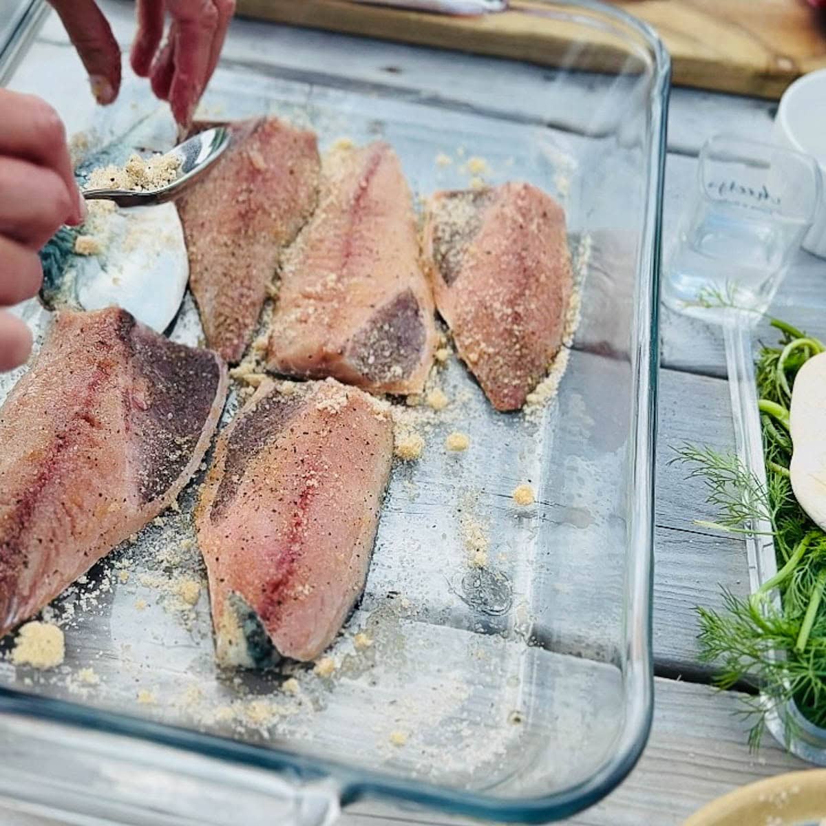 filets de maquereau dans un plat en verre