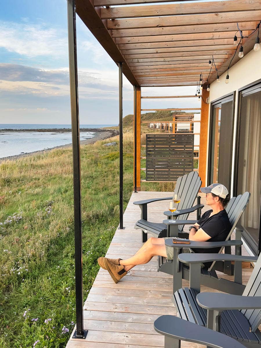 panora loges vue de la terrasse Lionel assis dans une chaise regardant la mer