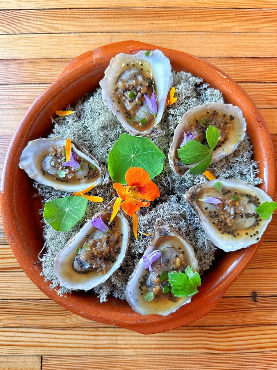 joli assiette d'huitres décorées de fleurs et champignons