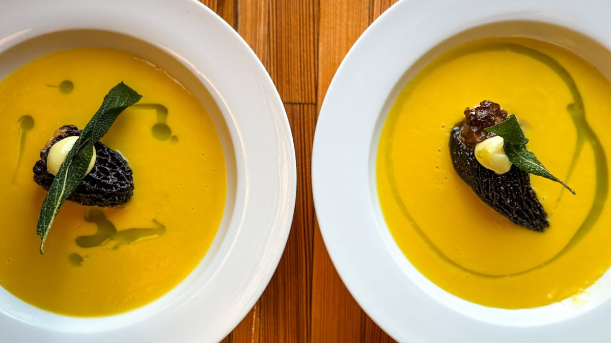 deux bols de soupe crémeuse avec champignons