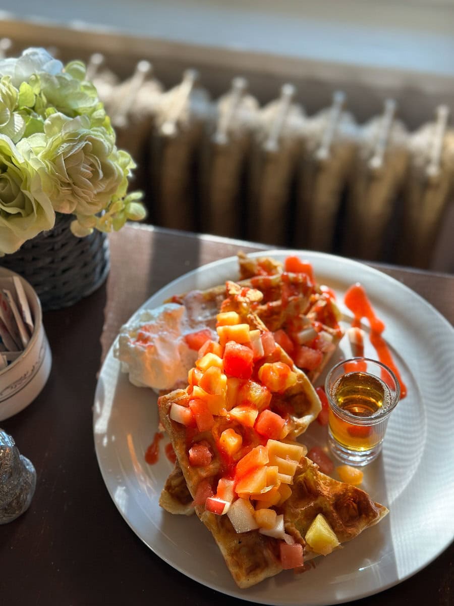 gauffre avec fruits avec bouquet à côté