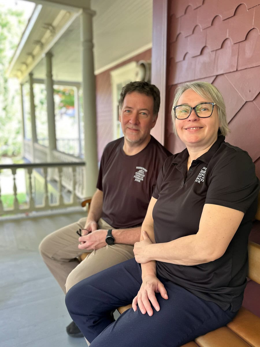 Jean et Doris de l'auberge comme au premier jour sur la gallerie en entrevue