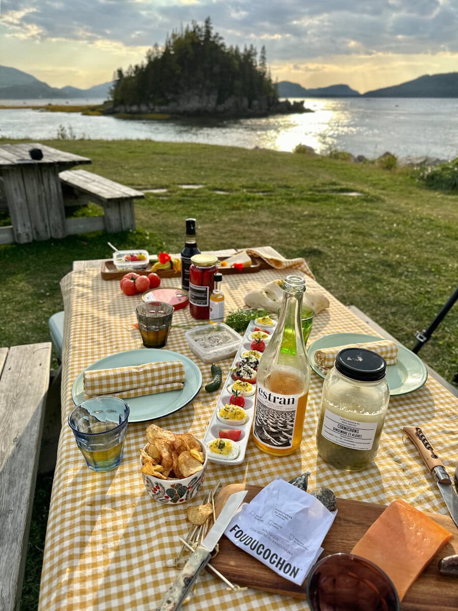 pique nique vue sur le parc du bic dans le bas saint laurent