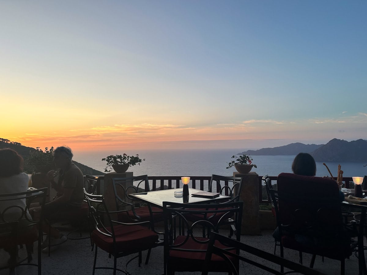 terrasse hotel roches rouges coucher de soleil