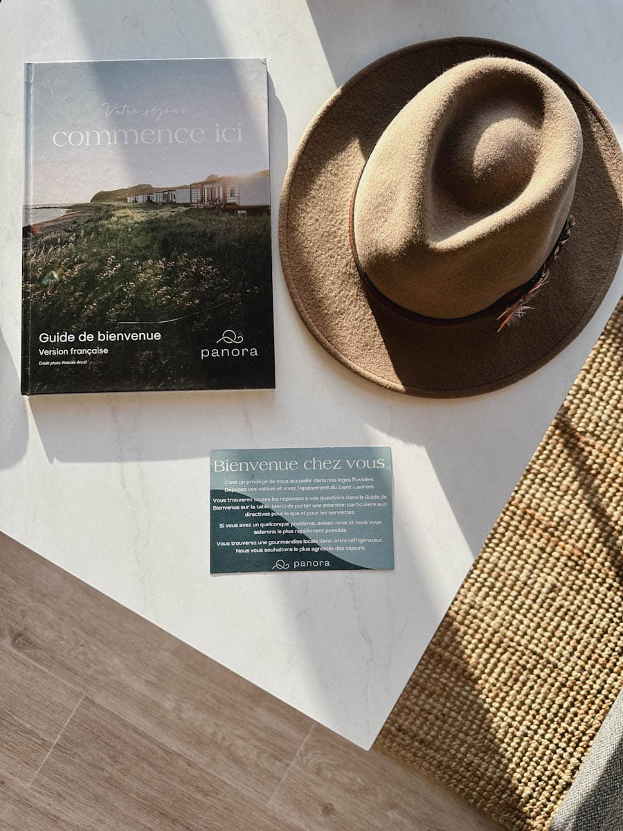 chapeau et livre d'invité sur table blanche