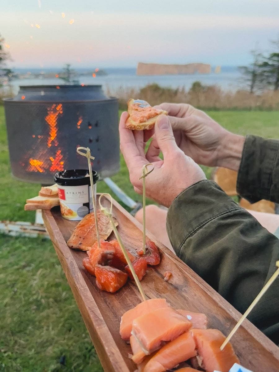 apero atkins et frères avec vue foyer et rocher percé