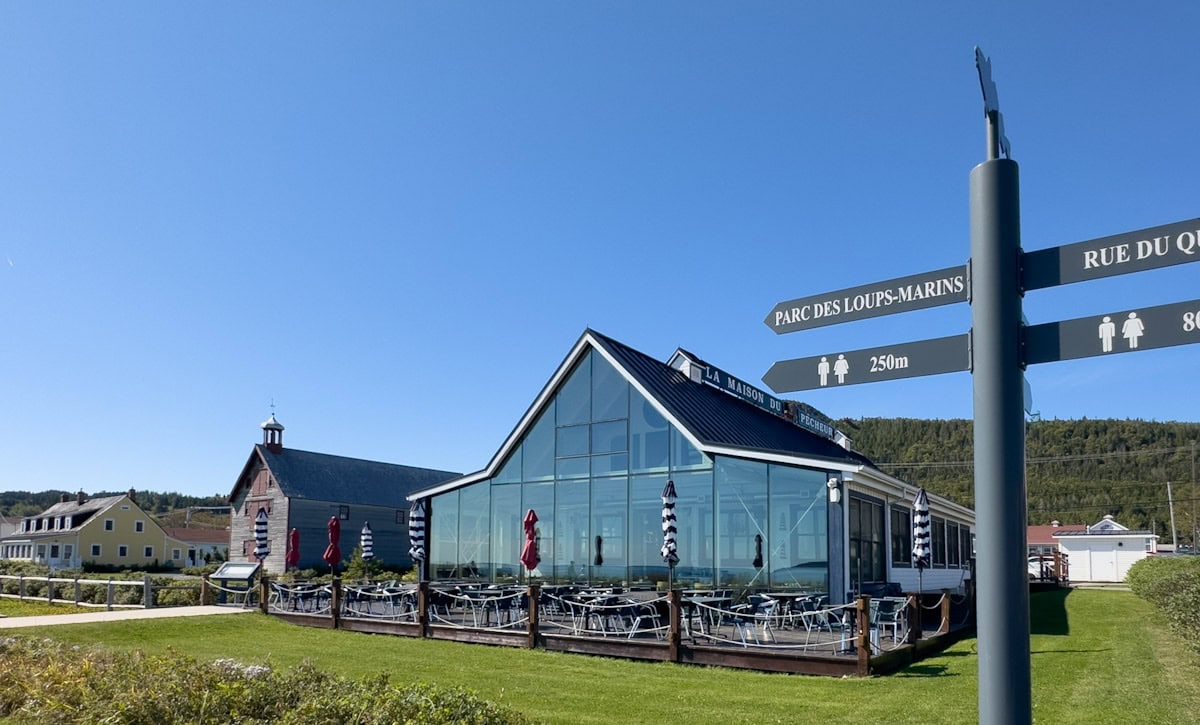 Maison du pêcheur percé vu de l'arrière au soleil