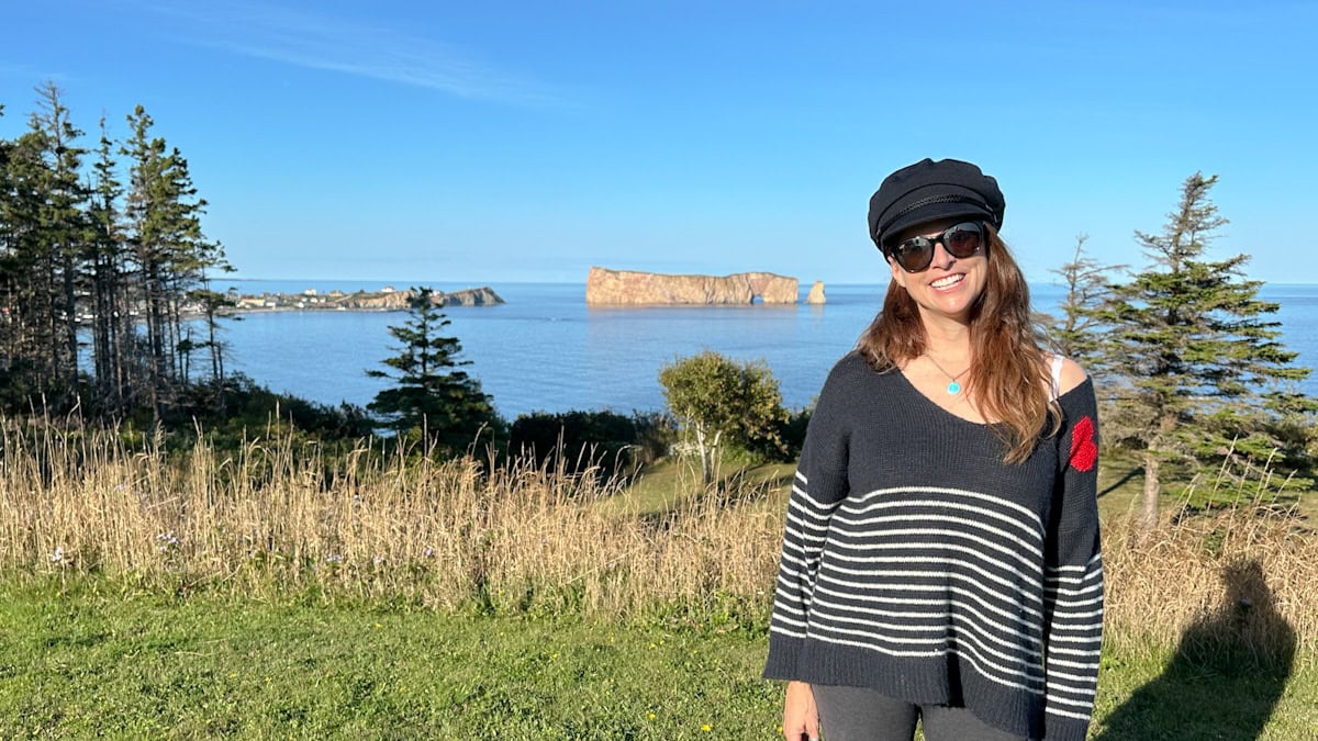 Manon Lapierre sur terrain vue Rocher Percé à Percé, Gaspésie